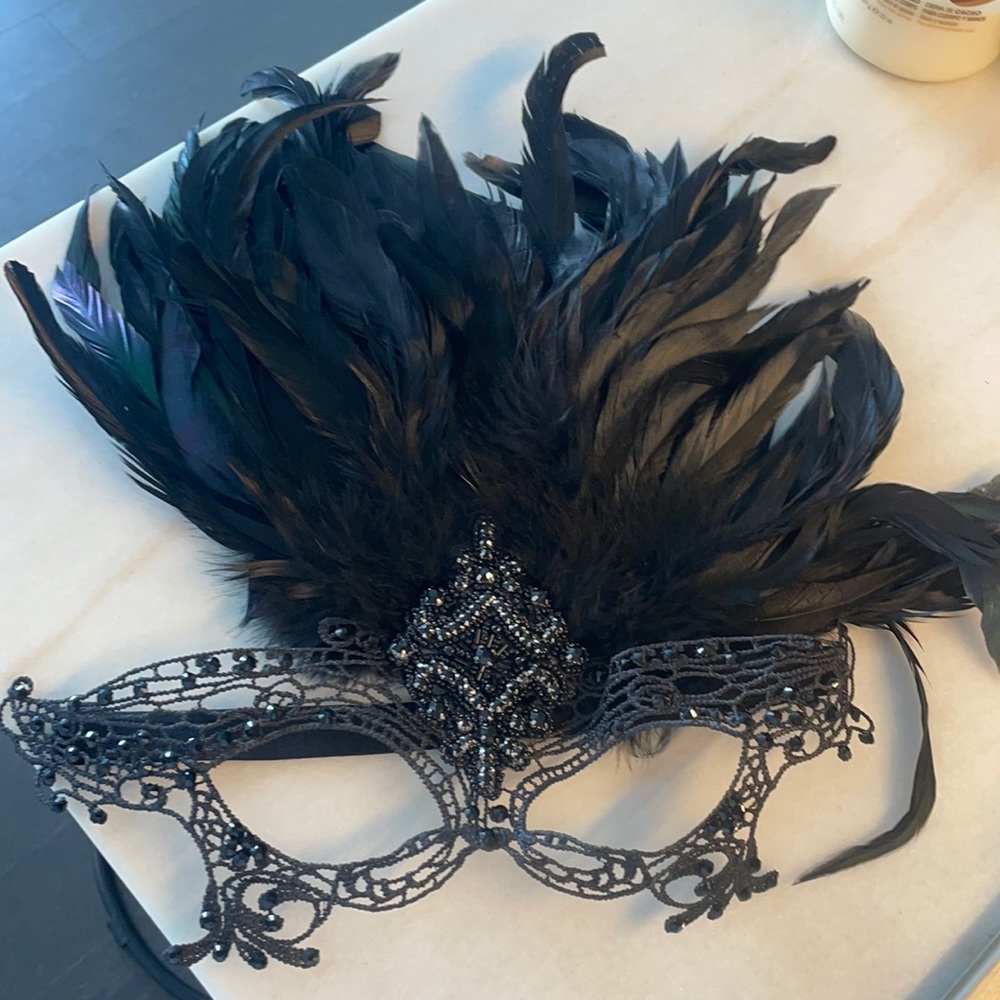 Feather masquerade face mask